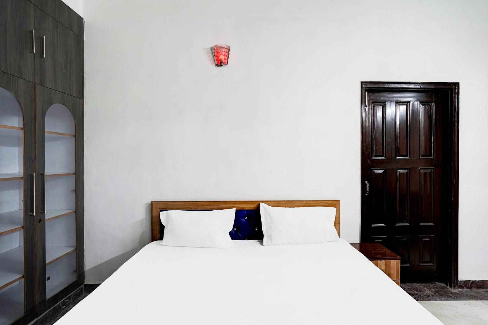 Hotel O Radisson Red Hotel & Restaurant Gáziábád Kültér fotó